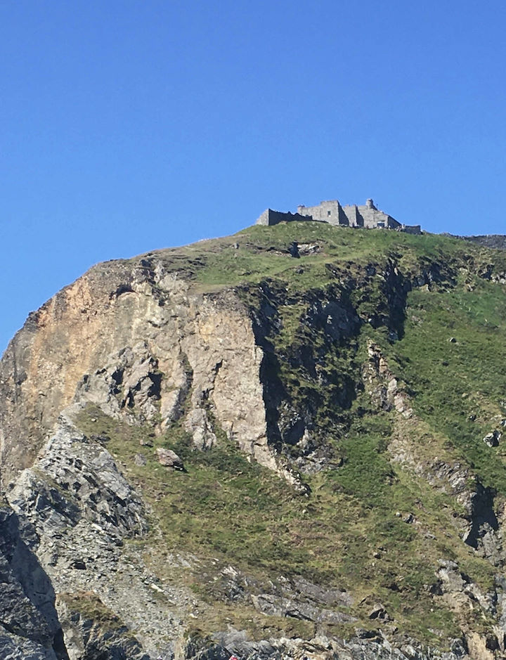 The vertical face of the basalt dyke apparent below the Castle © Robert Irving