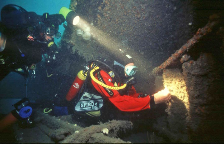 Attaching a temperature logger to the f’w’d steps of the MV Robert, 9th June 1995 &copy; Paul Kay